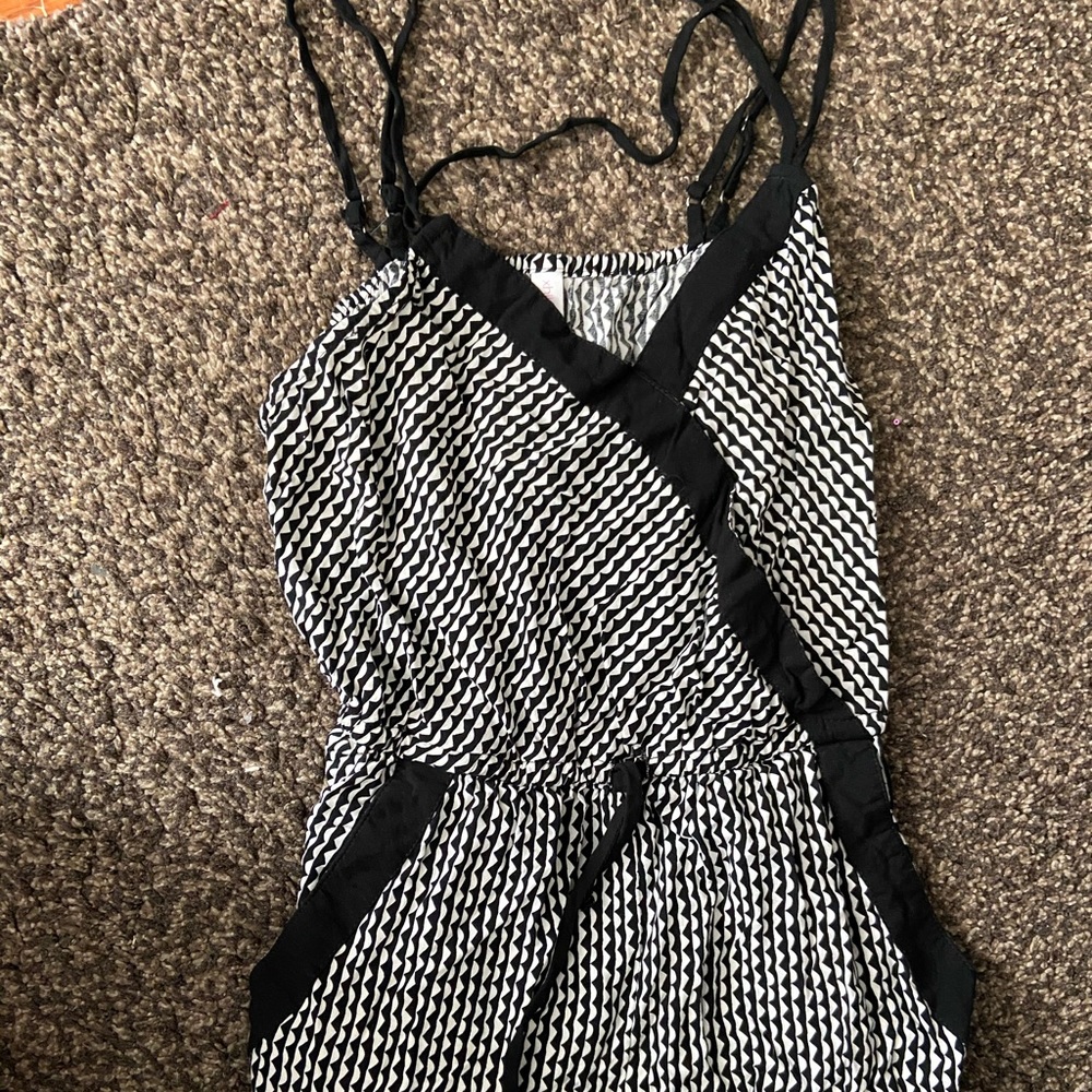 Size M black & white romper!